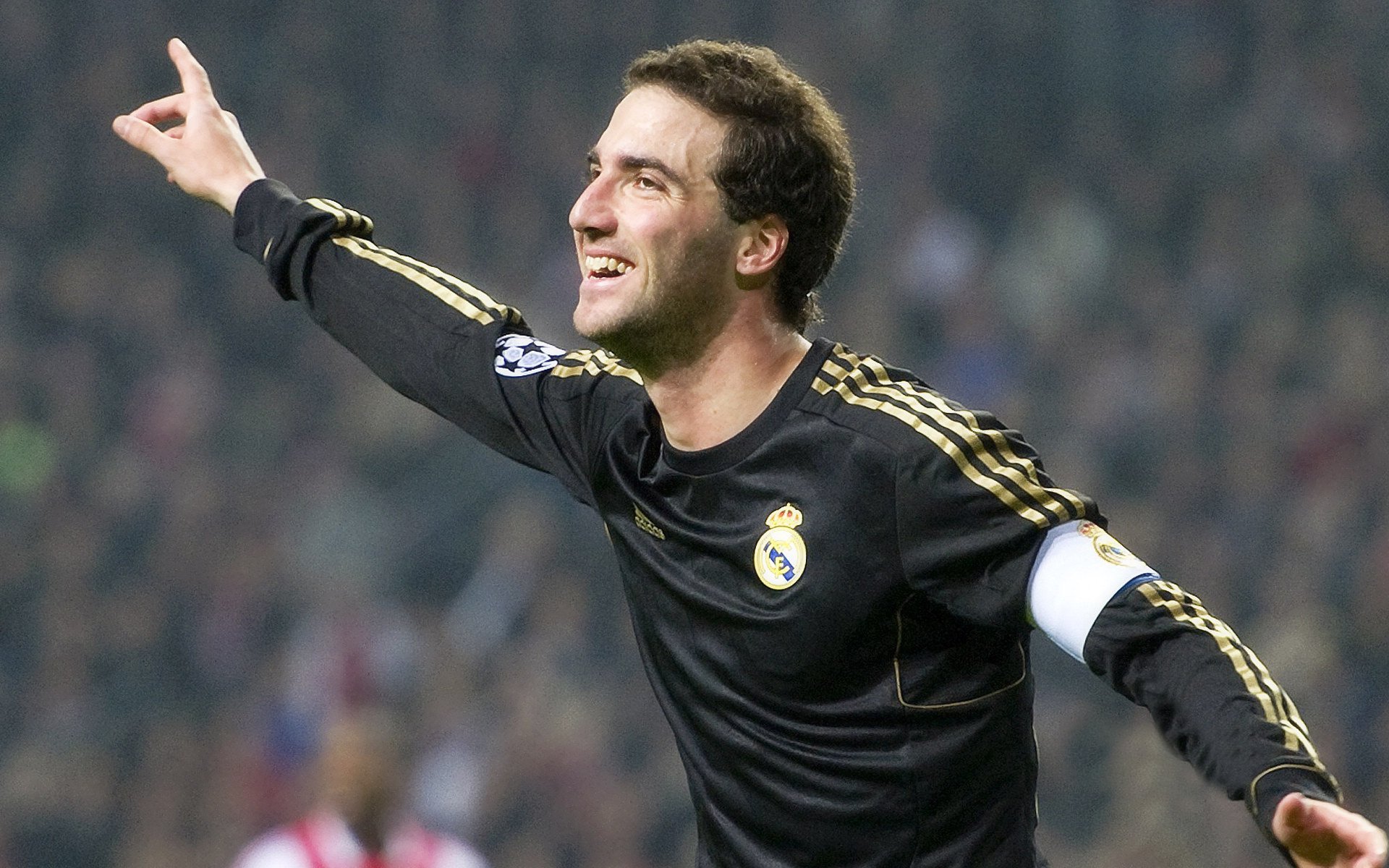 职业联赛推动智慧灯光系统提升夜场比赛观赏体验，夜场灯光秀